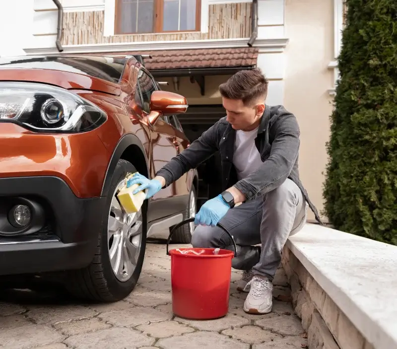Lavage auto à domicile Saint-Hilaire-le-Grand : professionnel intervenant sur un véhicule